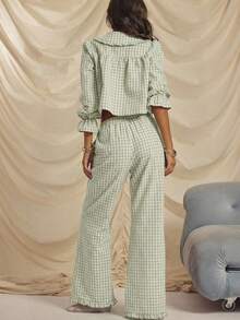 Aralina Bộ đồ ngủ 2 món in họa tiết kẻ caro đỏ trơn, áo sơ mi dài tay cổ bẻ thắt nơ phía trước và quần ống rộng có chi tiết bèo nhún, bộ đồ ngủ Giáng sinh dễ thương. - màu xanh lá - Xem 2