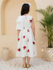 Sparklyn 少女春夏新款连衣裙，白色梭织面料，红色花卉数码印花图案，正面设计，精致金色滚边，白色双层荷叶边下摆，无袖圆领收腰连衣裙，适合少女穿着，简约优雅，精致甜美，适合日常、上学、外出、度假、派对、节日、新年等场合。另有其他款式，例如：小女孩墨西哥连衣裙、儿童连衣裙、女童亲子装、儿童夏季连衣裙、母女亲子装等。 - 白色 - 查看 2