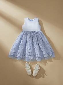 SHEIN Glamorique Kids 蕾丝边缎面露背蝴蝶结派对连衣裙，适合年轻女孩，可搭配家庭装 - 藍白色 - 查看 5