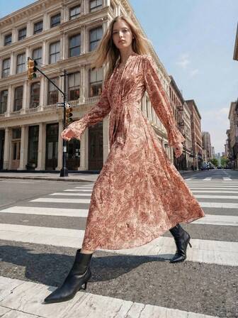 Lumivelle 2025 Höst/Vinter Ny Romantisk Snygg Blommig Långärmad Klänning med Knytband i Midjan och Volangkant, Konstnärlig Cashewblommig Mönstrad Klänning med Knytband i Midjan, Fransk Elegant Högmidjad, Åtsittande Cashewblommig V-ringad Pendelklänning, 2025 Höstklänning med Cashewblommigt Långärmad A-linje