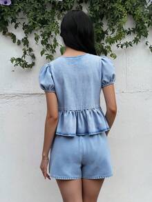 SHEIN 2件組青少年女孩休閒舒適圓領泡泡袖蝴蝶結上衣與牛仔短褲套裝，女孩夏季兩件式套裝，適合春夏季穿著，優雅且適合度假穿著，春假夏季海灘度假穿著，夏季短褲，白色短褲 - 淺色水洗藍 - 查看 2