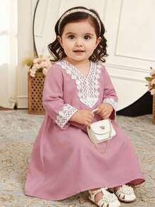 SHEIN 粉色儿童阿拉伯长袍，饰有纹理蕾丝边，优雅复古刺绣蕾丝女婴休闲简约传统长袖阿拉伯连衣裙，适合春夏穿着，优雅端庄长袖连衣裙，祈祷长袍，舒适易穿，休闲装，度假风，端庄卡夫坦长袍，女婴长袍 - 粉色 - 查看 3