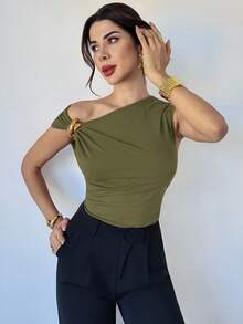 Firerie 女士休闲优雅金属装饰不对称肩部T恤，适合外出、派对等场合/秋季女装/万圣节女装/红色圣诞T恤/新年/派对上衣/优雅女式上衣 - 軍綠色 - 查看 3