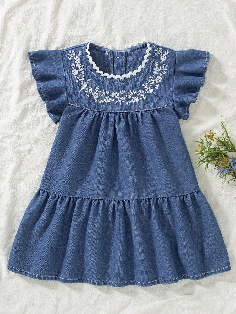 SHEIN Vintaside Kids 乡村风女童牛仔连衣裙，可爱甜美休闲时尚推荐！经典水洗蓝牛仔面料，舒适透气，荷叶边袖口和领口饰以花朵装饰，正面银色刺绣设计活泼可爱，宽大的裙摆修饰腿部线条，适合日常出行、周末旅行、度假，让孩子每天都时尚有活力！ - 淺色水洗藍 - 查看 1