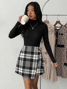 SHEIN Conjunto de camiseta de manga larga acanalada y falda de tweed a cuadros con botones elegante y de oficina para adolescentes - Blanco y Negro - Ver 10