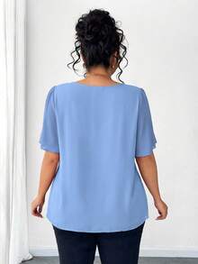 Elenzga Blusa elegante de manga corta con cuello de volantes asimétrico y decoración de botones para tallas grandes - Celeste - Ver 2