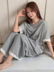 Dazy Kids Bộ đồ ngủ cho bé gái tuổi teen, áo tay ngắn cổ tròn phối ren tương phản và quần kẻ caro, thích hợp cho mùa xuân hè. - Xám - Xem 4