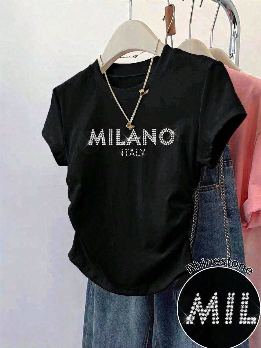 SHEIN Áo nữ mặc ngoài trời, mẫu mới mùa hè, áo thun ngắn tay nữ, màu đen, họa tiết đồ họa, chữ đính đá, thời trang đa năng, thích hợp cho các hoạt động ngoài trời, kiểu dáng ôm eo xếp ly, áo thun nữ. - màu đen - Xem 1