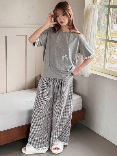 Dazy Kids Bộ đồ ngủ cho bé gái tuổi teen, áo tay ngắn cổ tròn phối ren tương phản và quần kẻ caro, thích hợp cho mùa xuân hè.