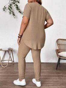SHEIN 2件套孕妇加大码纯色圆领短袖开衩下摆休闲罗纹针织套装 - 卡其色 - 查看 2