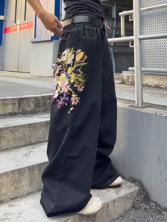 Herren Jeans mit weitem Bein, locker geschnitten, mit floraler Stickerei auf der Tasche