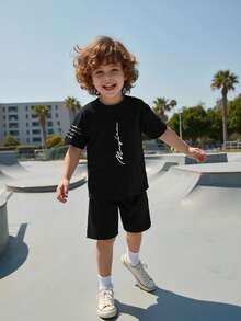 一套男童字母印花黑色圆领短袖T恤和短裤，休闲简约街头风套装，适合户外运动、日常穿着，春、夏、秋、冬四季皆宜，居家舒适，也可作为滑板服。 - 彩色 - 查看 3