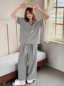 Dazy Kids Bộ đồ ngủ cho bé gái tuổi teen, áo tay ngắn cổ tròn phối ren tương phản và quần kẻ caro, thích hợp cho mùa xuân hè. - Xám - Xem 2