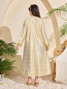 这款奢华正式礼服适合中东传统礼仪的少女穿着。闪亮的提花面料散发着优雅的光泽，并饰以金箔裂纹纹理。领口和袖口饰有金色花卉滚边，并以金色流苏纽扣点缀，尽显精致细节。长袖直筒廓形设计，符合当地着装规范。轻盈透气，适合春秋季婚礼、节日庆典及其他正式场合穿着。散发着优雅高贵的气质，让您成为众人瞩目的焦点。 - 彩色 - 查看 2