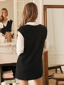 Serisse 黑色V领纯色衬衫和开衩下摆连衣裙（不含腰带） - 黑與白 - 查看 2