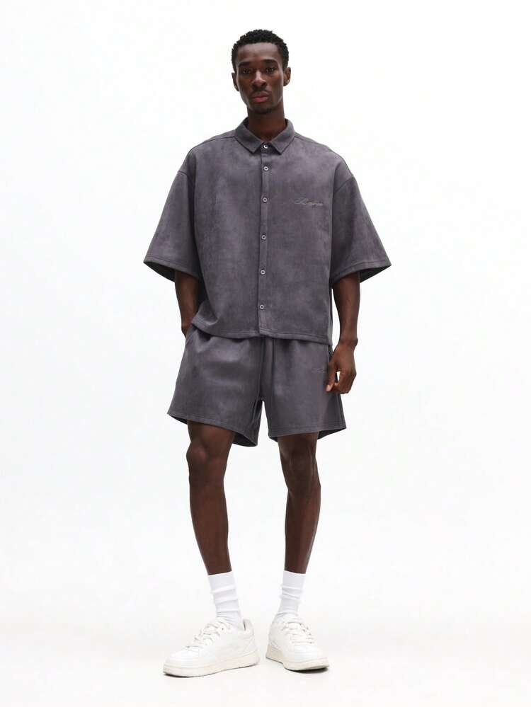 Set coordinato con camicia e pantaloncini in pelle scamosciata