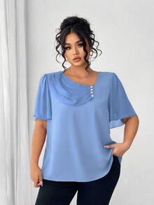 Elenzga Blusa elegante de manga corta con cuello de volantes asimétrico y decoración de botones para tallas grandes - Celeste - Ver 6