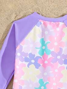 SHEIN 彩色花卉印花长袖防晒衣和短裤两件套泳衣，可爱连帽设计，适合夏季、游泳和度假。 - 彩色 - 查看 3