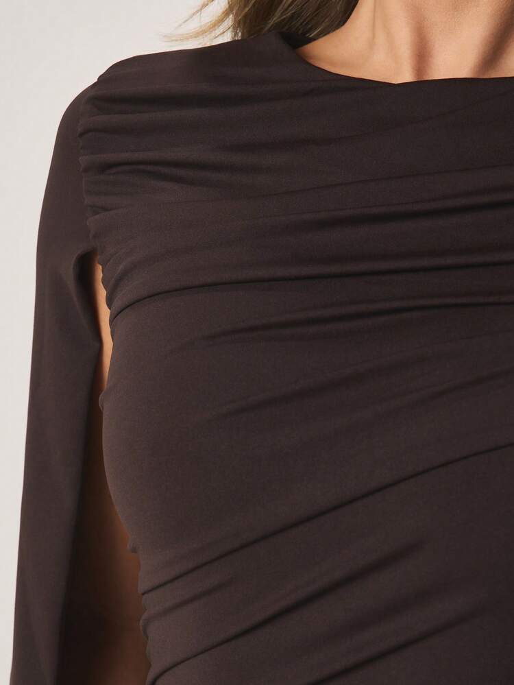 MISSGUIDED Vestido Curto com Detalhe de Capa, Manga Longa Fluida, Ombro Único Franzido para Festas e Ocasiões à Noite