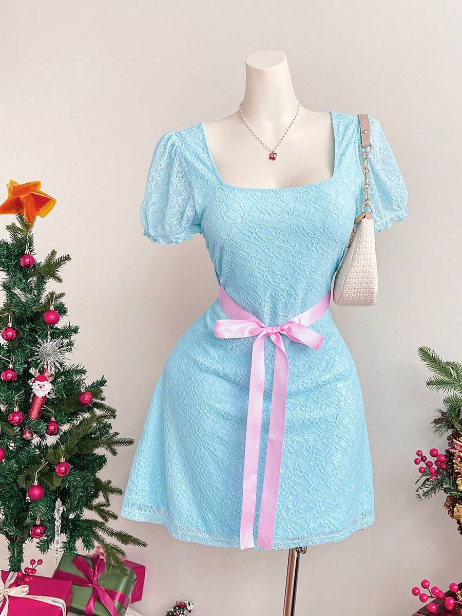SHEIN EZwear 加大码蕾丝迷你连衣裙，方领，短袖，腰部系带，蓝色，适合度假、约会和各种场合，春夏款 - 藍色 - 查看 1
