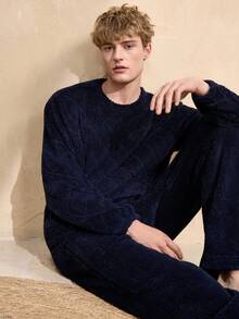 复古英伦风舒适休闲双面绒面菱格纹圆领套头毛衣，适合居家穿着或外穿，男士