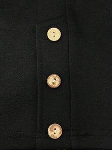 SHEIN CURVE+ Quần short nữ cỡ lớn màu trơn có túi và nút cài, kiểu dáng thường ngày, đa năng, thích hợp mặc đi làm; thiết kế trang trí nút, quần short nữ đơn giản và thoải mái, quần short đa năng hàng ngày, mùa hè, trang phục mùa hè, quần áo mùa hè, trang phục mùa hè cho nữ, quần short mùa hè cho nữ, quần short đi biển, trang phục đi biển cho nữ, trang phục đi biển, quần short nữ. Quần short đen, quần dài đen, quần lửng kín đáo, quần lửng cỡ lớn, quần short dài cho nữ, quần lửng nữ, quần lửng cạp cao cho nữ. - màu đen - Xem 5