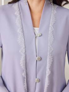 Al Najma Áo Abaya dài tay thanh lịch màu tím oải hương dành cho nữ, phối ren và đính đá, trang trí cúc. - Màu tím hoa cà - Xem 7