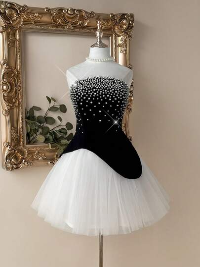 Lovelzi Elegante, glamoroso, encantador y de moda, este vestido de punto elástico en blanco y negro presenta un recubrimiento de malla y decoraciones de diamantes degradados hechas a mano. Es un estilo sin tirantes, 2 en 1 con una silueta de línea A profunda y una longitud corta, adecuado para todas las ocasiones formales, incluyendo bodas, fiestas, citas, fiestas de cóctel, fiestas de cumpleaños, sesiones de fotos y vestidos de graduación.