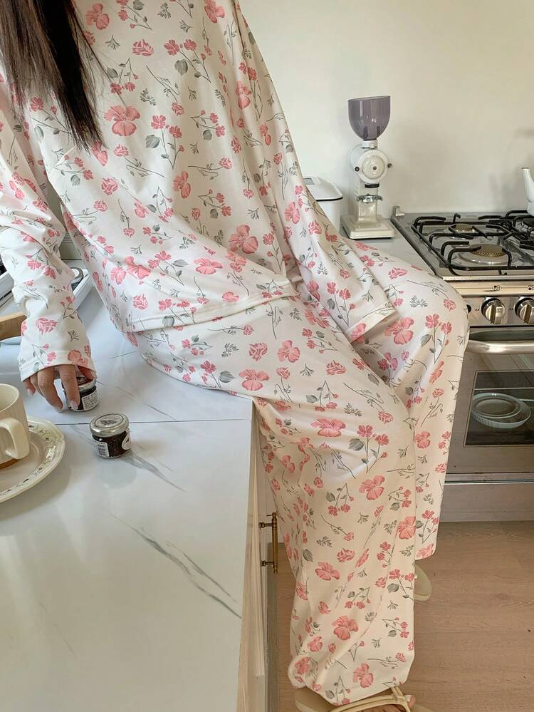 Dazy Plus Ditsy Floral Round Neck Long Sleeve Top And Straight Leg Pants Pajama Set, Suitable For Spring And Autumn