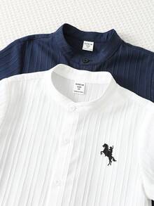 SHEIN Bộ 2 áo sơ mi dáng rộng cổ bẻ kiểu Hàn Quốc màu trơn cho bé trai, có hai màu, thích hợp mặc đi học, ở nhà, đi nghỉ mát, chơi thể thao, phù hợp cho mùa xuân và mùa hè. Mua 1 tặng 1, mua 2 tặng 1 với giá cực kỳ ưu đãi, thích hợp làm quà tặng. - Nhiều màu - Xem 6