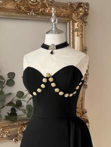 Lovelzi Robe de cocktail courte élégante et luxueuse en tricot patchwork à franges avec broderie de perles noires, décoration dégradée de sequins fait main, coupe bustier évasée - Noir - Voir 4