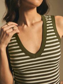 Poéselle Áo tank top nữ cổ chữ V in họa tiết kẻ sọc, dáng ôm vừa vặn. - màu xanh lá - Xem 4