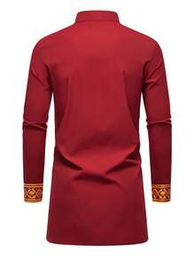 Manfinity AFTRDRK 男士标准尺码印花长袍衬衫，中东节日礼物男士达希基套装男士非洲服饰红金衬衫男士非洲套装 - 酒紅色 - 查看 2