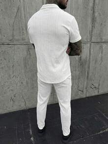 Manfinity VCAY Conjunto casual de 2 piezas para hombre: Camisa de manga corta de unicolor con cuello en V y pantalones con cordón y bolsillo en la cintura. Conjunto de pantalones de verano de lino gris y blanco para hombres. - Blanco - Ver 2