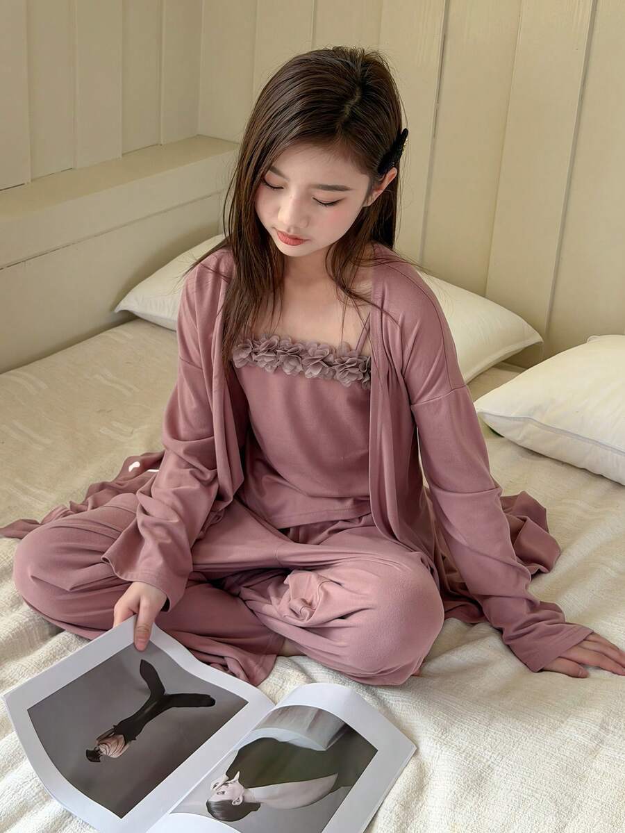 Dazy Kids Conjunto de pijama de niña preadolescente con bata de manga larga de hombros caídos de unicolor, camiseta sin mangas y pantalones con decoración floral, para primavera - Rosa - Ver 1