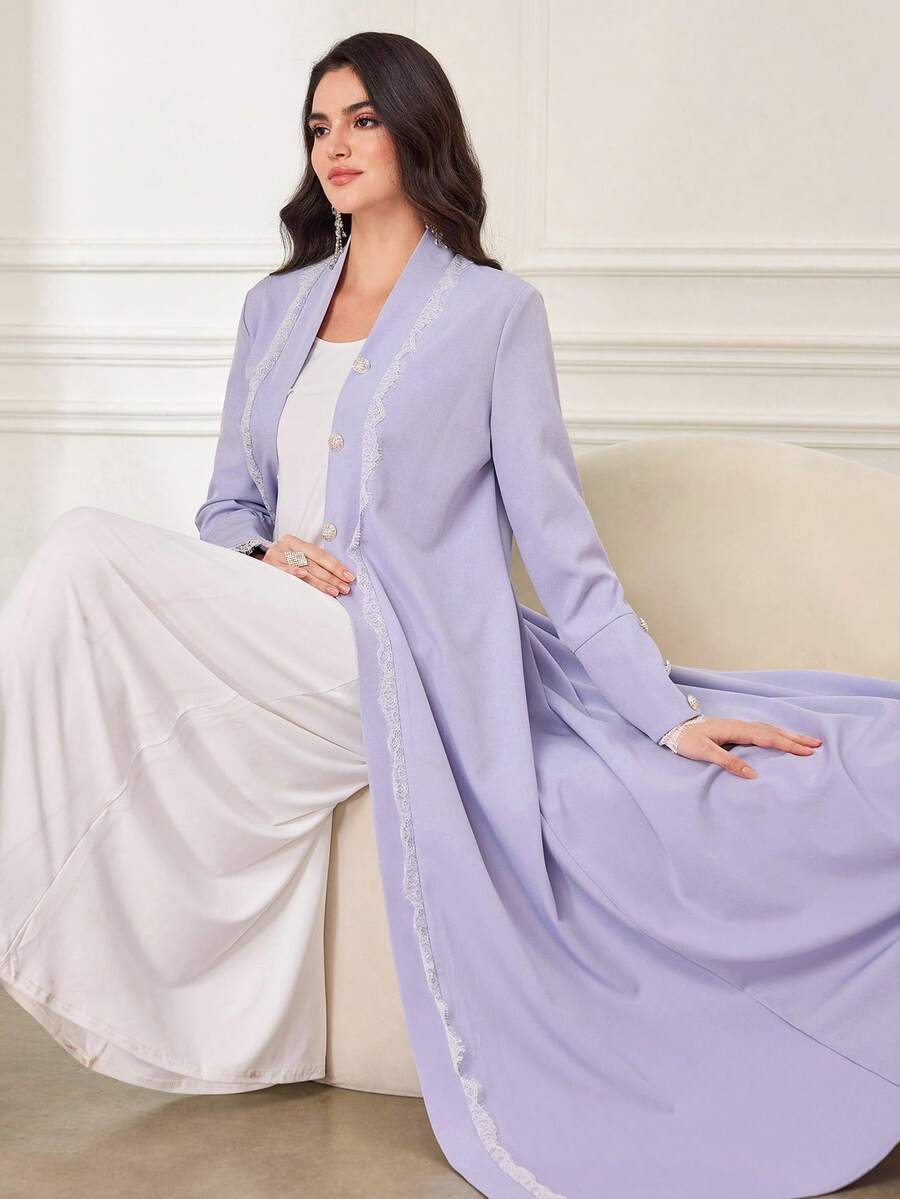 Al Najma Áo Abaya dài tay thanh lịch màu tím oải hương dành cho nữ, phối ren và đính đá, trang trí cúc. - Màu tím hoa cà - Xem 1