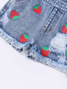 Elladie kids 女童草莓印花牛仔背带裤。甜美清新的造型，裤子上点缀着草莓图案，活泼可爱，毛边裤脚更添复古独特魅力，展现无拘无束的风格。宽松舒适，贴身合体，方便穿着，适合春季郊游、海滩度假等各种场合，成为时尚焦点！轻松打造青春活力造型，拥抱时尚！ - 淺色水洗藍 - 查看 5