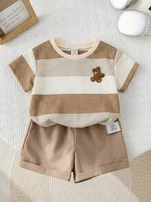 SHEIN Bộ 2 món cho bé trai mùa hè, gồm áo thun ngắn tay và quần short kaki cạp chun in hình gấu hoạt hình dễ thương. - Nhiều màu - Xem 5