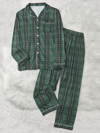 两件套圣诞格子舒适亲子睡衣套装，长袖上衣和长裤，纽扣开襟，适合居家休闲、圣诞派对和冬季穿着。