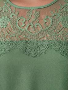 Chikora Áo kiểu dáng thanh lịch tay ngắn, cổ tròn, màu trơn, phối ren, cỡ lớn. - màu xanh lá - Xem 8