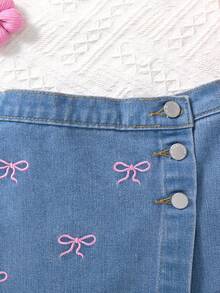 SHEIN 小女孩粉色蝴蝶结刺绣蓝色牛仔裙短裤 - 淺色水洗藍 - 查看 3