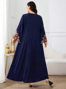Al Najma 大码女式花卉刺绣撞色滚边V领长袖阿拉伯风格长裙 - 藏蓝色 - 查看 2