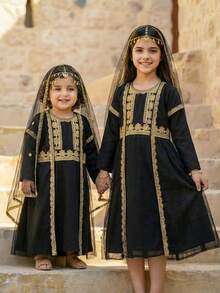 SHEIN طقم من قطعتين للبنات الصغيرات باللون الأسود والذهبي، فستان مسلم أنيق مع شريط شبكي، ملابس ضيفة حفل زفاف خريفية لعيد الأضحى، احتفالات الشرق الأوسط - الأسود - مشاهدة 10