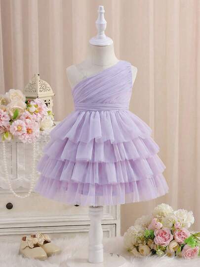 可爱女宝宝高端简约优雅夏季紫色网纱荷叶边单肩连衣裙。适合生日派对、晚宴、演出、婚礼、洗礼和开幕式等场合。春夏完美之选。