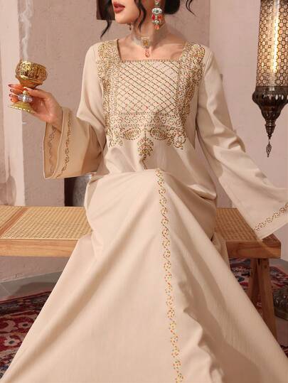 Al Najma 色彩缤纷的刺绣方领优雅连衣裙