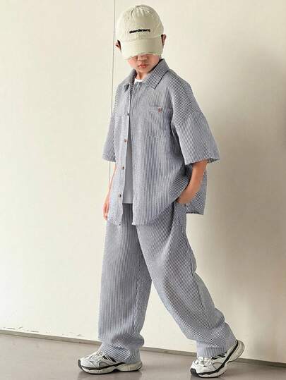 Set de 2 piezas de camisa de manga corta holgada con cuello a rayas y pantalones para niños/preadolescentes varones de estilo casual