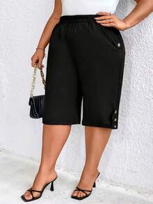 SHEIN CURVE+ Quần short nữ cỡ lớn màu trơn có túi và nút cài, kiểu dáng thường ngày, đa năng, thích hợp mặc đi làm; thiết kế trang trí nút, quần short nữ đơn giản và thoải mái, quần short đa năng hàng ngày, mùa hè, trang phục mùa hè, quần áo mùa hè, trang phục mùa hè cho nữ, quần short mùa hè cho nữ, quần short đi biển, trang phục đi biển cho nữ, trang phục đi biển, quần short nữ. Quần short đen, quần dài đen, quần lửng kín đáo, quần lửng cỡ lớn, quần short dài cho nữ, quần lửng nữ, quần lửng cạp cao cho nữ. - màu đen - Xem 3