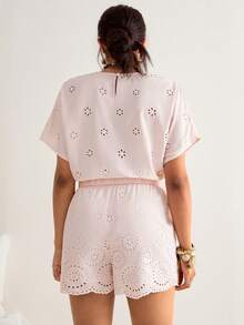 Freevana 大码纯色镂空刺绣圆领短袖上衣和短裤两件套 - 淺粉色 - 查看 2