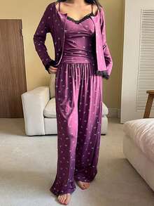 DAZY Conjunto de pijama de 3 piezas con top de tirantes, cárdigan y pantalones con estampado de lazo de primavera, bloques de color y encaje - Morado - Ver 4