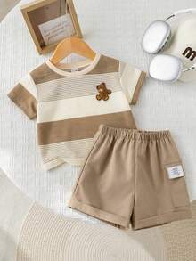 SHEIN Bộ 2 món cho bé trai mùa hè, gồm áo thun ngắn tay và quần short kaki cạp chun in hình gấu hoạt hình dễ thương. - Nhiều màu - Xem 11
